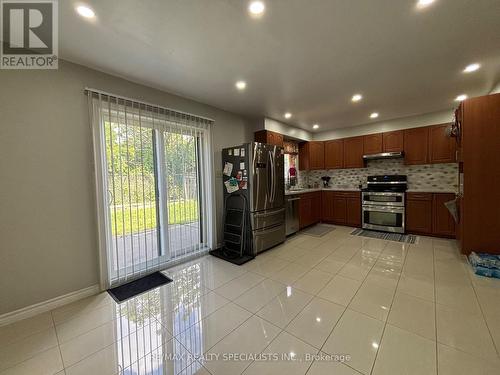 Upper - 118 Wexford Road, Brampton, ON - Indoor Photo Showing Kitchen