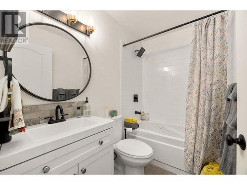 715 Barrera Road Unit# 8, Kelowna, BC - Indoor Photo Showing Bathroom