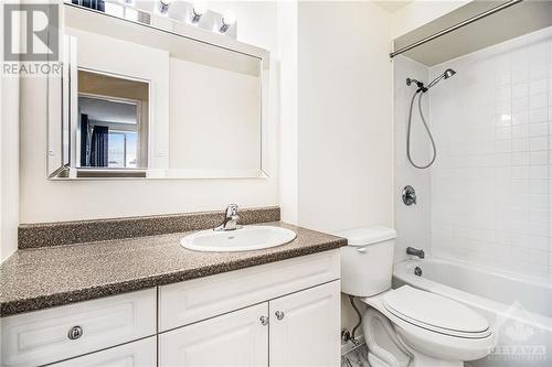 4 pc family bathroom - shower & tub. - 1100 Ambleside Drive Unit#607, Ottawa, ON - Indoor Photo Showing Bathroom