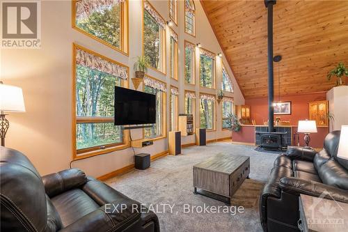 325 Haskins Road, North Grenville, ON - Indoor Photo Showing Living Room