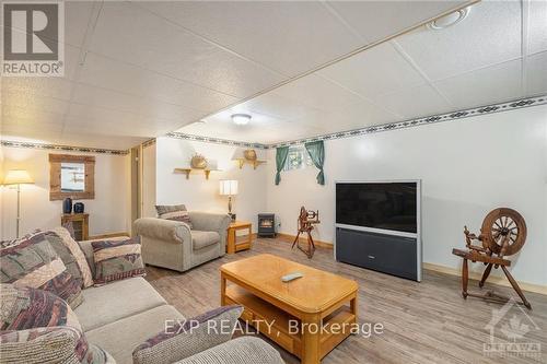 325 Haskins Road, North Grenville, ON - Indoor Photo Showing Living Room