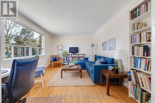 142 Lane Street, Guelph, ON - Indoor Photo Showing Living Room