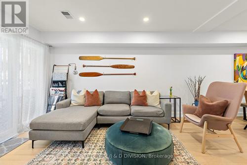 32C Massey Street, Toronto, ON - Indoor Photo Showing Living Room