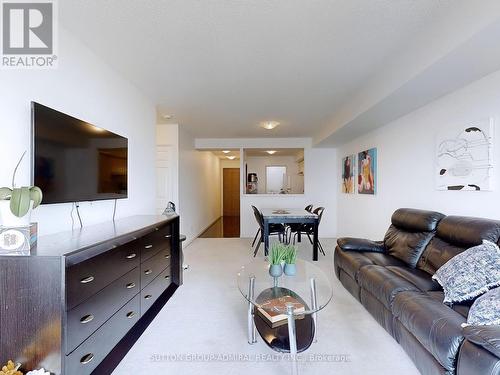 1511 - 18 Lee Centre Drive, Toronto, ON - Indoor Photo Showing Living Room