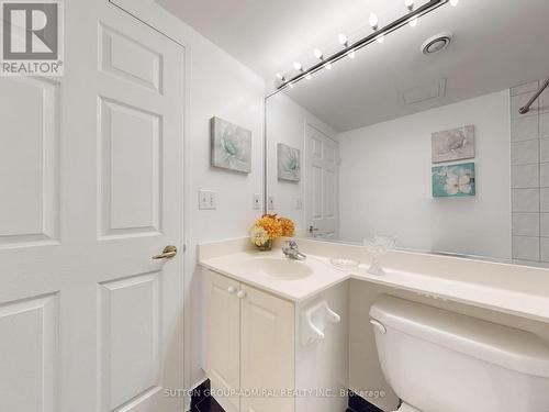 1511 - 18 Lee Centre Drive, Toronto, ON - Indoor Photo Showing Bathroom