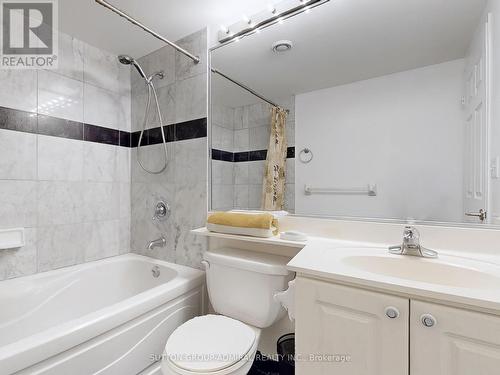 1511 - 18 Lee Centre Drive, Toronto, ON - Indoor Photo Showing Bathroom