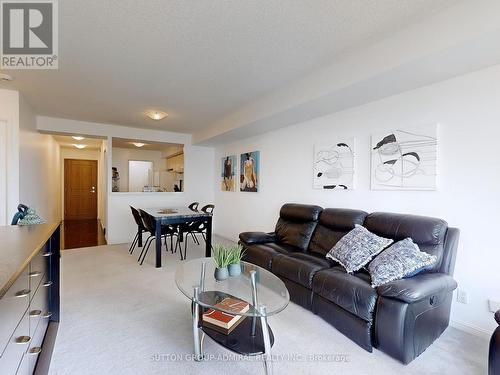 1511 - 18 Lee Centre Drive, Toronto, ON - Indoor Photo Showing Living Room