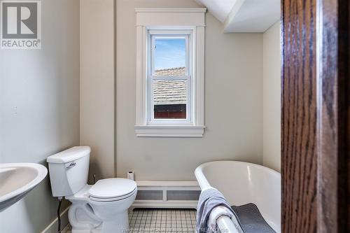 136 Talbot Street West, Leamington, ON - Indoor Photo Showing Bathroom