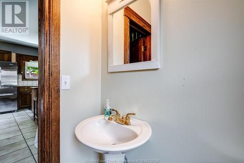 136 Talbot Street West, Leamington, ON - Indoor Photo Showing Bathroom