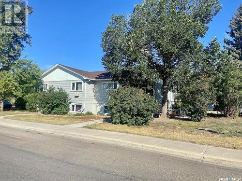 335 Chaplin Street W, Swift Current, SK - Outdoor