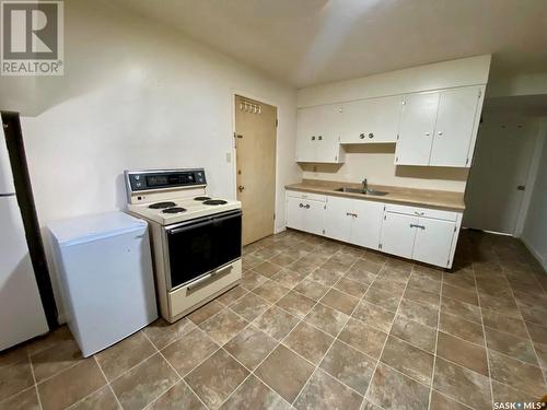 335 Chaplin Street W, Swift Current, SK - Indoor Photo Showing Kitchen With Double Sink