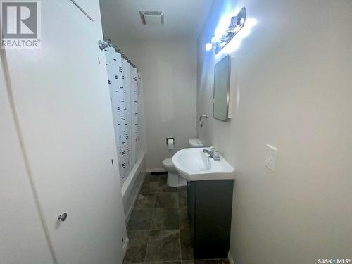 335 Chaplin Street W, Swift Current, SK - Indoor Photo Showing Bathroom