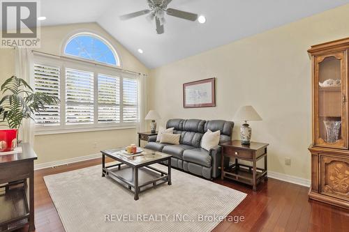 7712 South Wood Drive, Niagara Falls, ON - Indoor Photo Showing Living Room