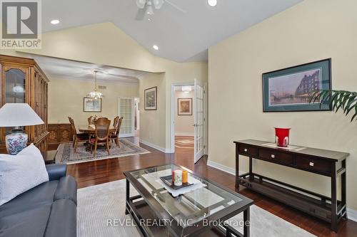 7712 South Wood Drive, Niagara Falls, ON - Indoor Photo Showing Living Room