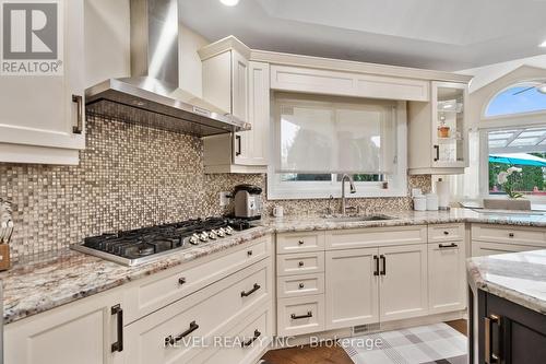 7712 South Wood Drive, Niagara Falls, ON - Indoor Photo Showing Kitchen With Upgraded Kitchen