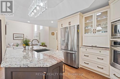 7712 South Wood Drive, Niagara Falls, ON - Indoor Photo Showing Kitchen With Stainless Steel Kitchen With Upgraded Kitchen