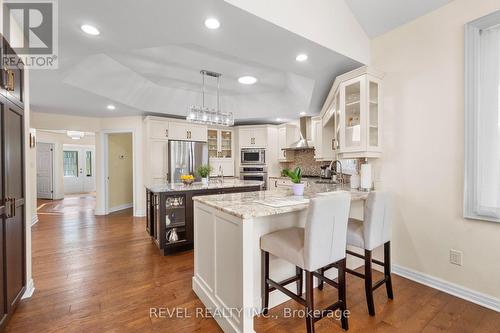 7712 South Wood Drive, Niagara Falls, ON - Indoor Photo Showing Kitchen With Upgraded Kitchen