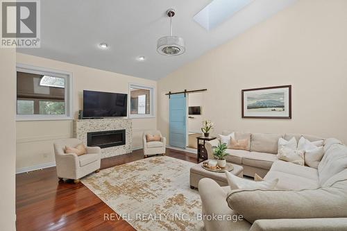 7712 South Wood Drive, Niagara Falls, ON - Indoor Photo Showing Living Room With Fireplace