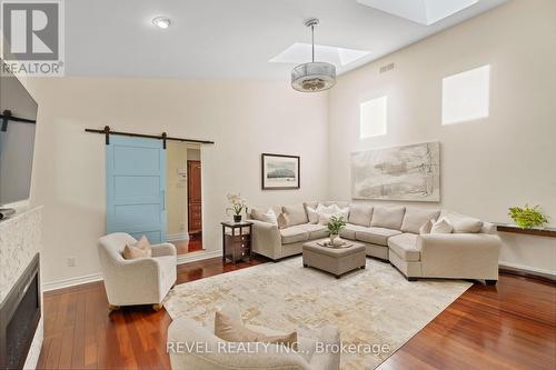 7712 South Wood Drive, Niagara Falls, ON - Indoor Photo Showing Living Room