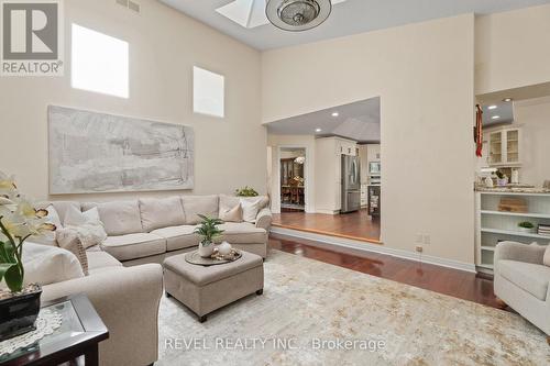 7712 South Wood Drive, Niagara Falls, ON - Indoor Photo Showing Living Room