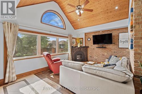 7712 South Wood Drive, Niagara Falls, ON - Indoor With Fireplace