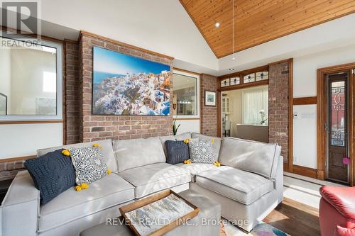 7712 South Wood Drive, Niagara Falls, ON - Indoor Photo Showing Living Room