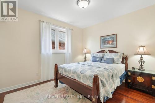 7712 South Wood Drive, Niagara Falls, ON - Indoor Photo Showing Bedroom