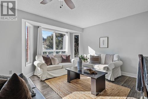 808 Grandview Street N, Oshawa, ON - Indoor Photo Showing Living Room