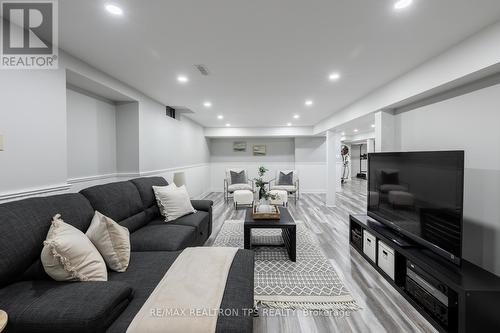 808 Grandview Street N, Oshawa, ON - Indoor Photo Showing Living Room