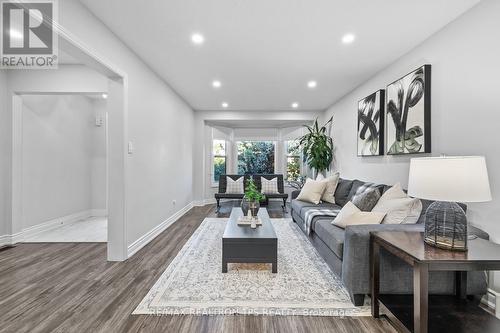 808 Grandview Street N, Oshawa, ON - Indoor Photo Showing Living Room