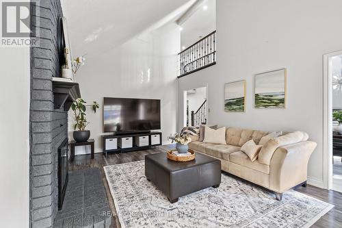 808 Grandview Street N, Oshawa, ON - Indoor Photo Showing Living Room