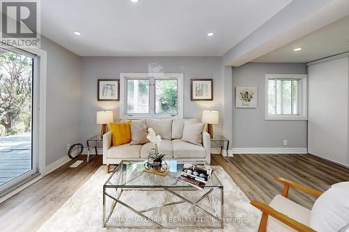 180 Olde Bayview Avenue, Richmond Hill, ON - Indoor Photo Showing Living Room