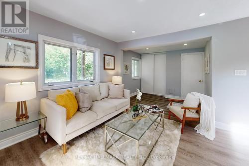 180 Olde Bayview Avenue, Richmond Hill, ON - Indoor Photo Showing Living Room