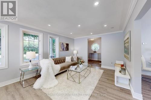 180 Olde Bayview Avenue, Richmond Hill, ON - Indoor Photo Showing Living Room