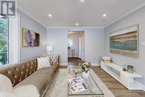 180 Olde Bayview Avenue, Richmond Hill, ON - Indoor Photo Showing Living Room