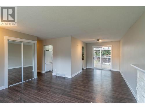 848 Kyle Drive, Kamloops, BC - Indoor Photo Showing Living Room