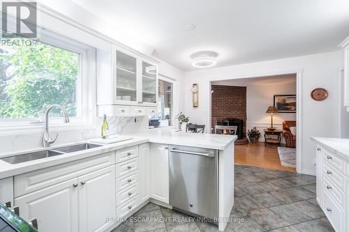 26 Wildan Drive, Hamilton, ON - Indoor Photo Showing Kitchen