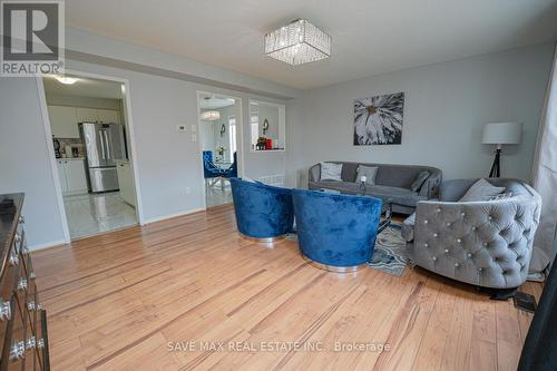 14 Seed Court, Brampton, ON - Indoor Photo Showing Living Room