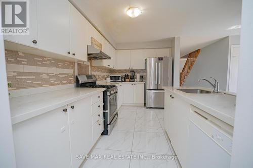 14 Seed Court, Brampton, ON - Indoor Photo Showing Kitchen