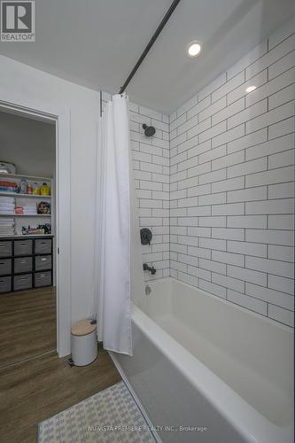 256 Pearl Street, North Middlesex (Parkhill), ON - Indoor Photo Showing Bathroom