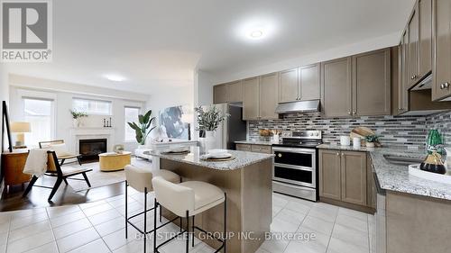 202 Paradelle Drive, Richmond Hill, ON - Indoor Photo Showing Kitchen With Upgraded Kitchen