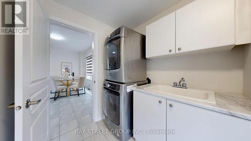 202 Paradelle Drive, Richmond Hill, ON - Indoor Photo Showing Laundry Room