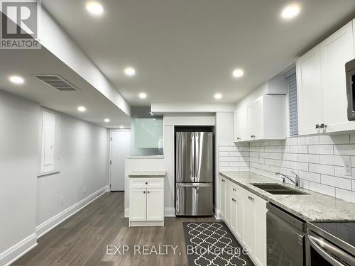 21 Coldwell Bay Circle, Vaughan, ON - Indoor Photo Showing Kitchen With Double Sink With Upgraded Kitchen