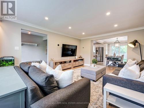 5 Core Crescent, Brampton, ON - Indoor Photo Showing Living Room