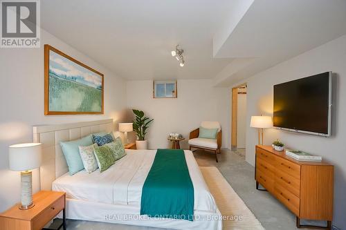 196 Grove Park Drive, Burlington, ON - Indoor Photo Showing Bedroom