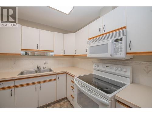 501 Kildonan Avenue Unit# 9, Enderby, BC - Indoor Photo Showing Kitchen With Double Sink