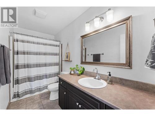 300 Murray Crescent, Kelowna, BC - Indoor Photo Showing Bathroom