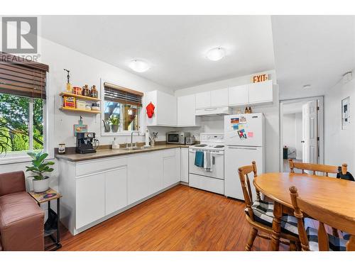 300 Murray Crescent, Kelowna, BC - Indoor Photo Showing Kitchen With Double Sink