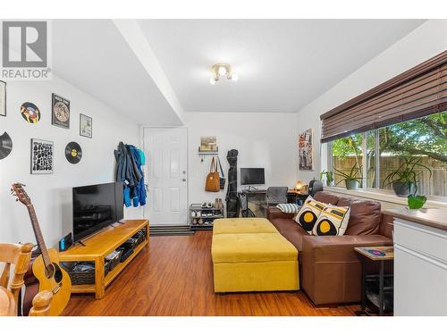 300 Murray Crescent, Kelowna, BC - Indoor Photo Showing Living Room