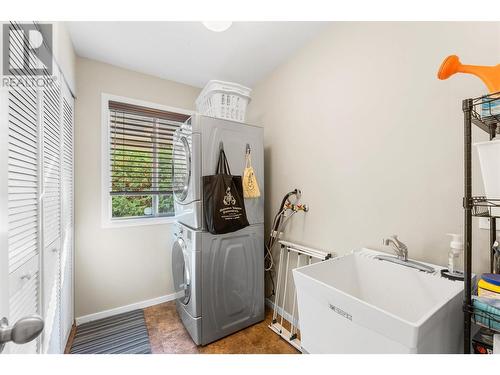 300 Murray Crescent, Kelowna, BC - Indoor Photo Showing Laundry Room